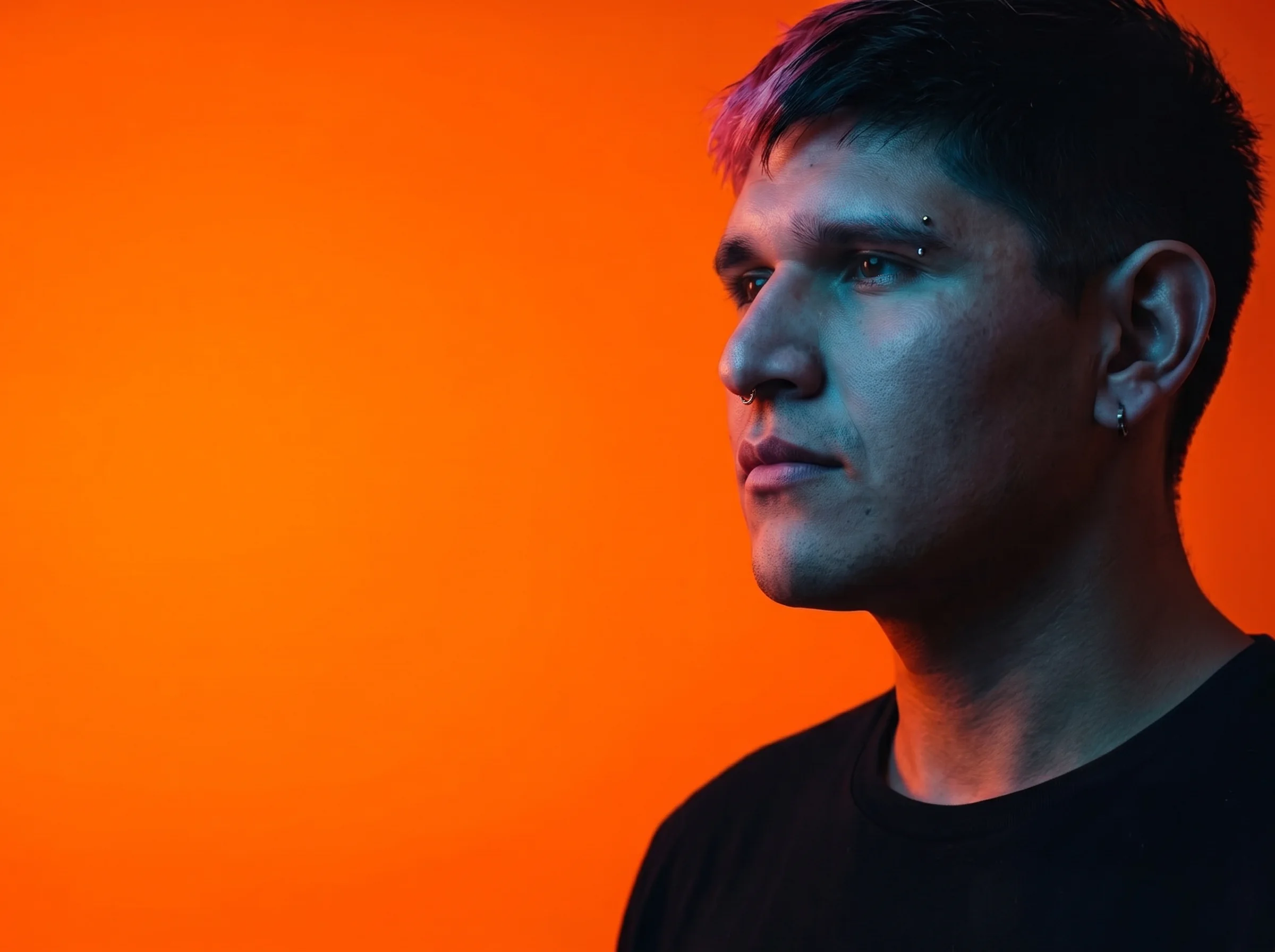 Retrato de Mike Rendón sobre un fondo naranja